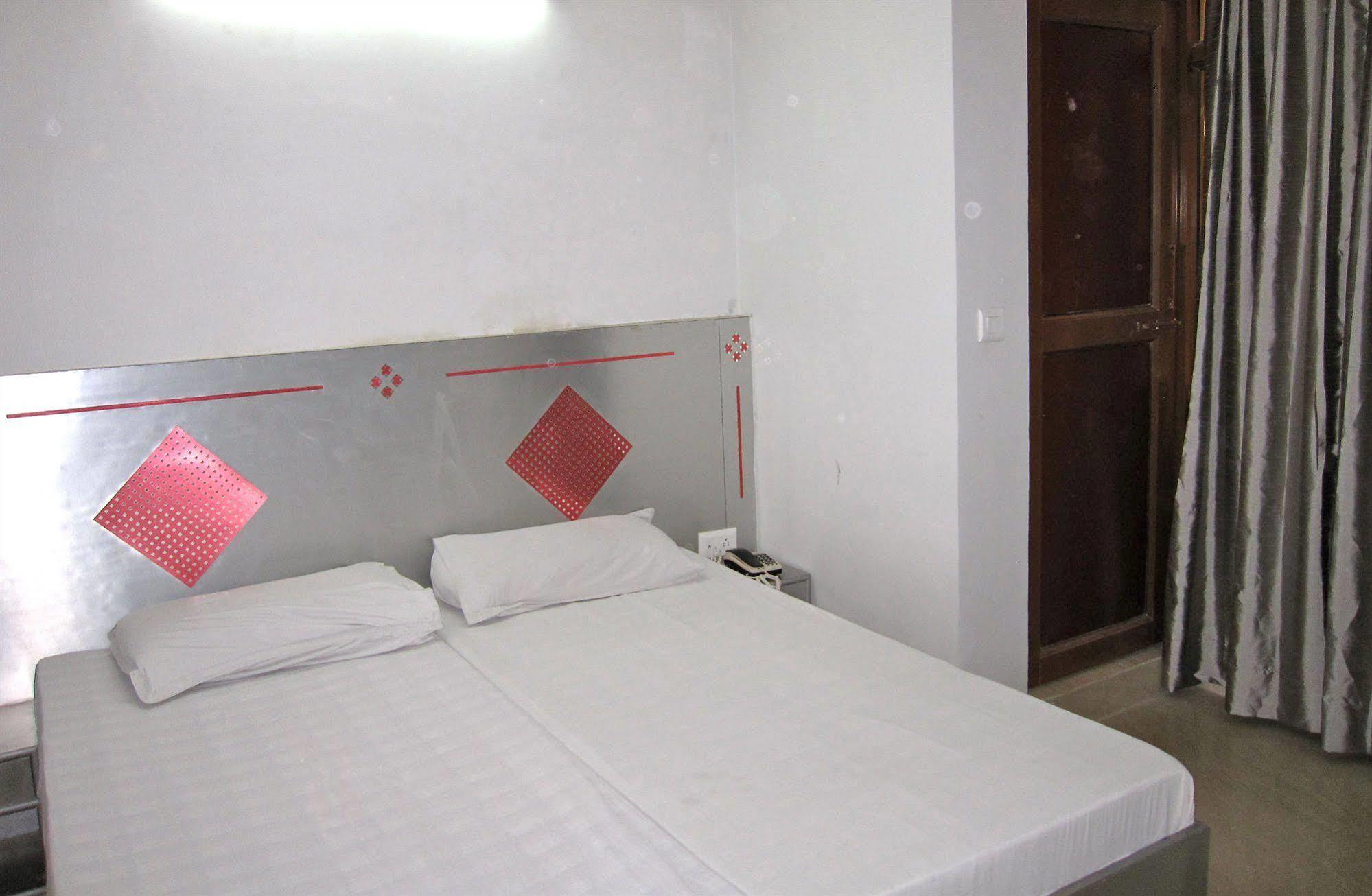 Hotel Kwality New Delhi Bagian luar foto