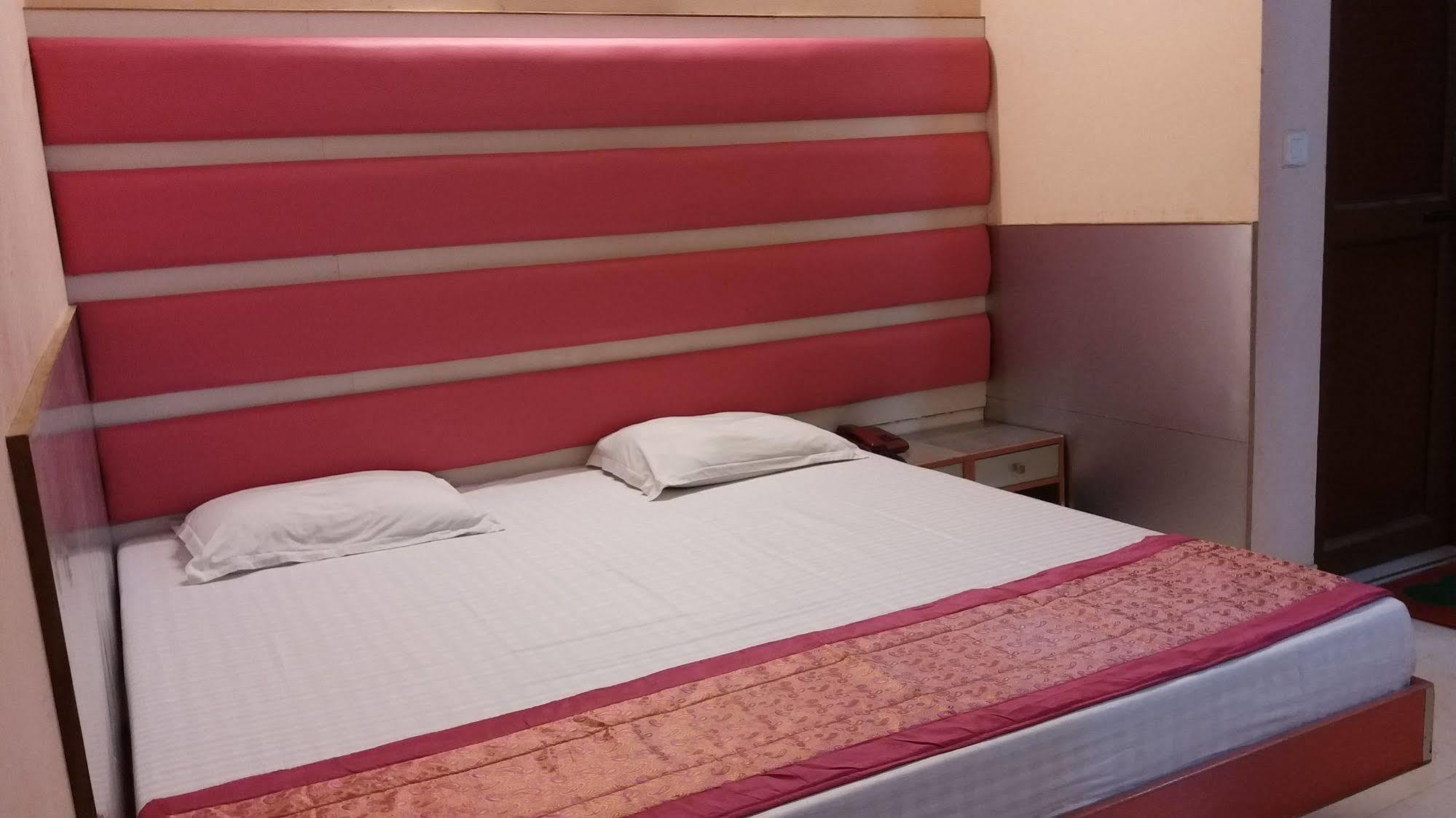 Hotel Kwality New Delhi Bagian luar foto