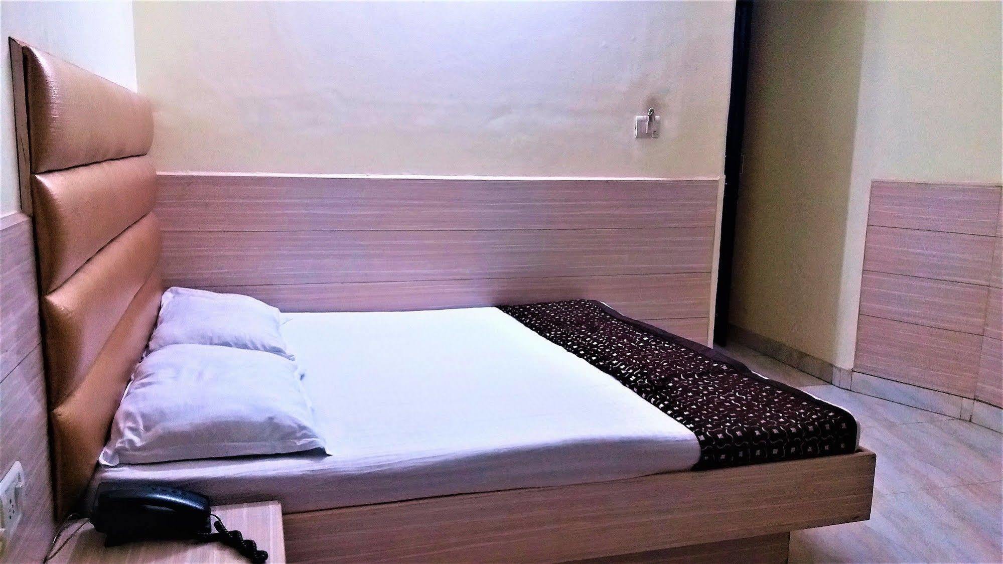 Hotel Kwality New Delhi Bagian luar foto