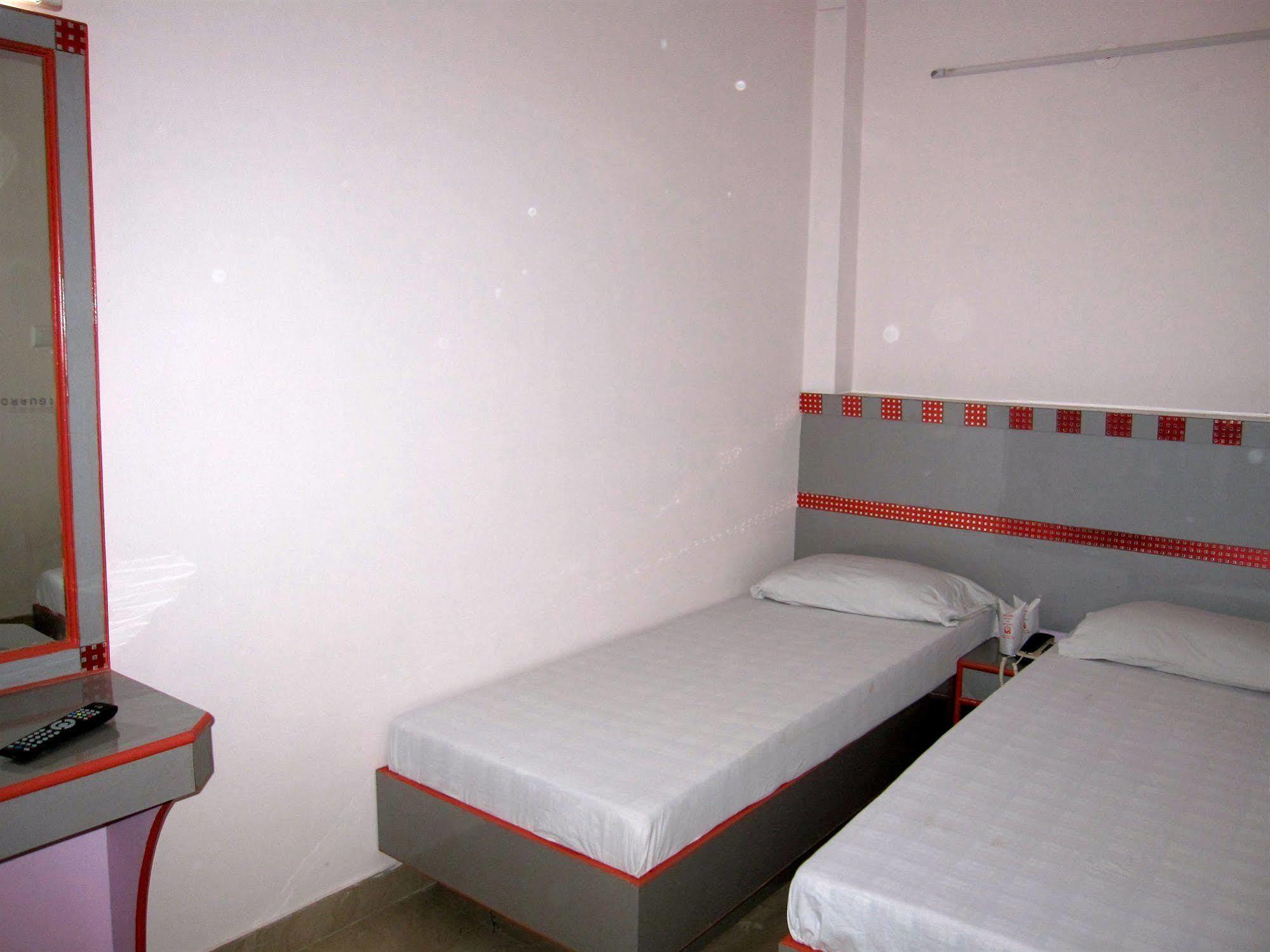 Hotel Kwality New Delhi Bagian luar foto