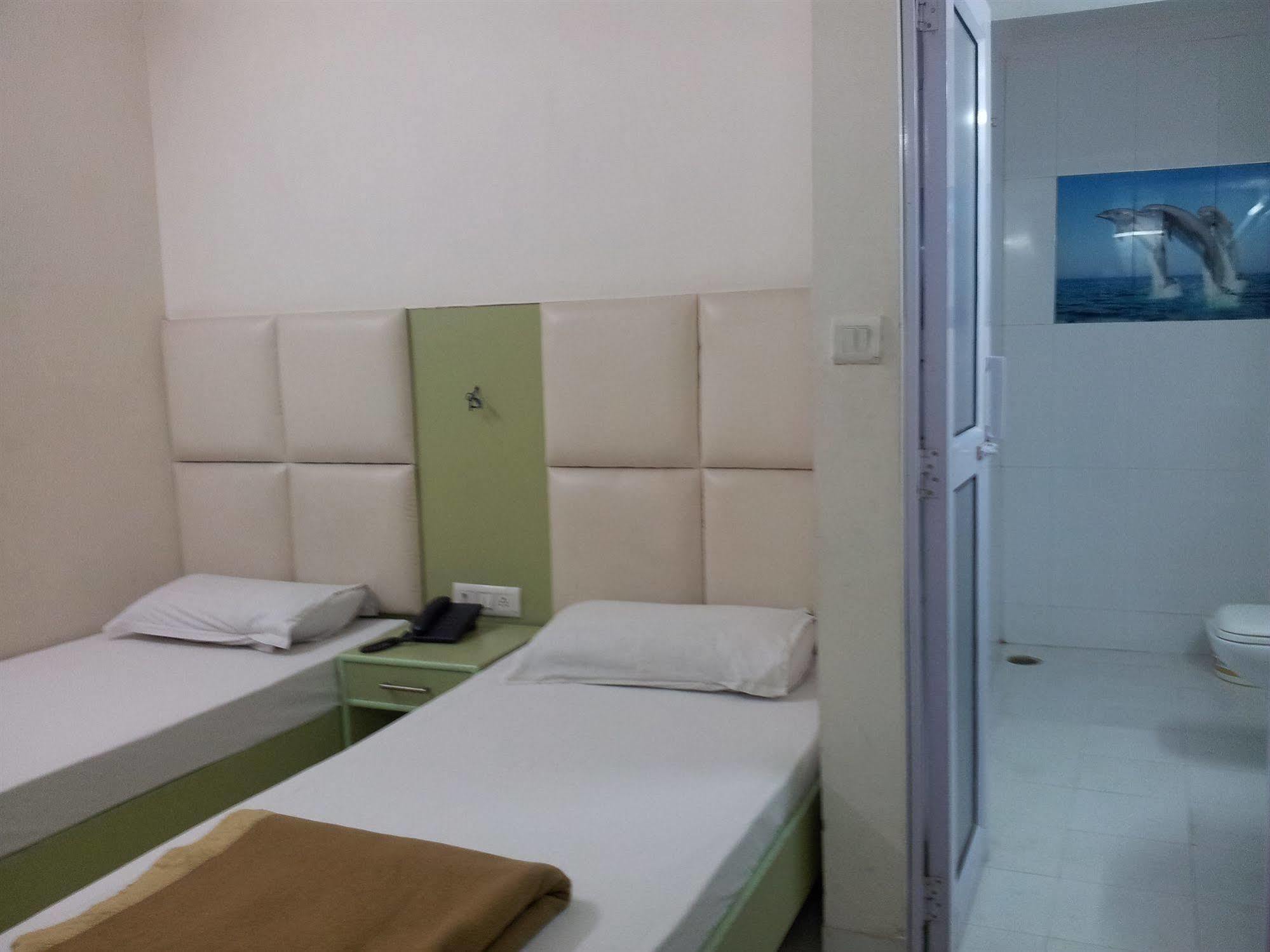 Hotel Kwality New Delhi Bagian luar foto