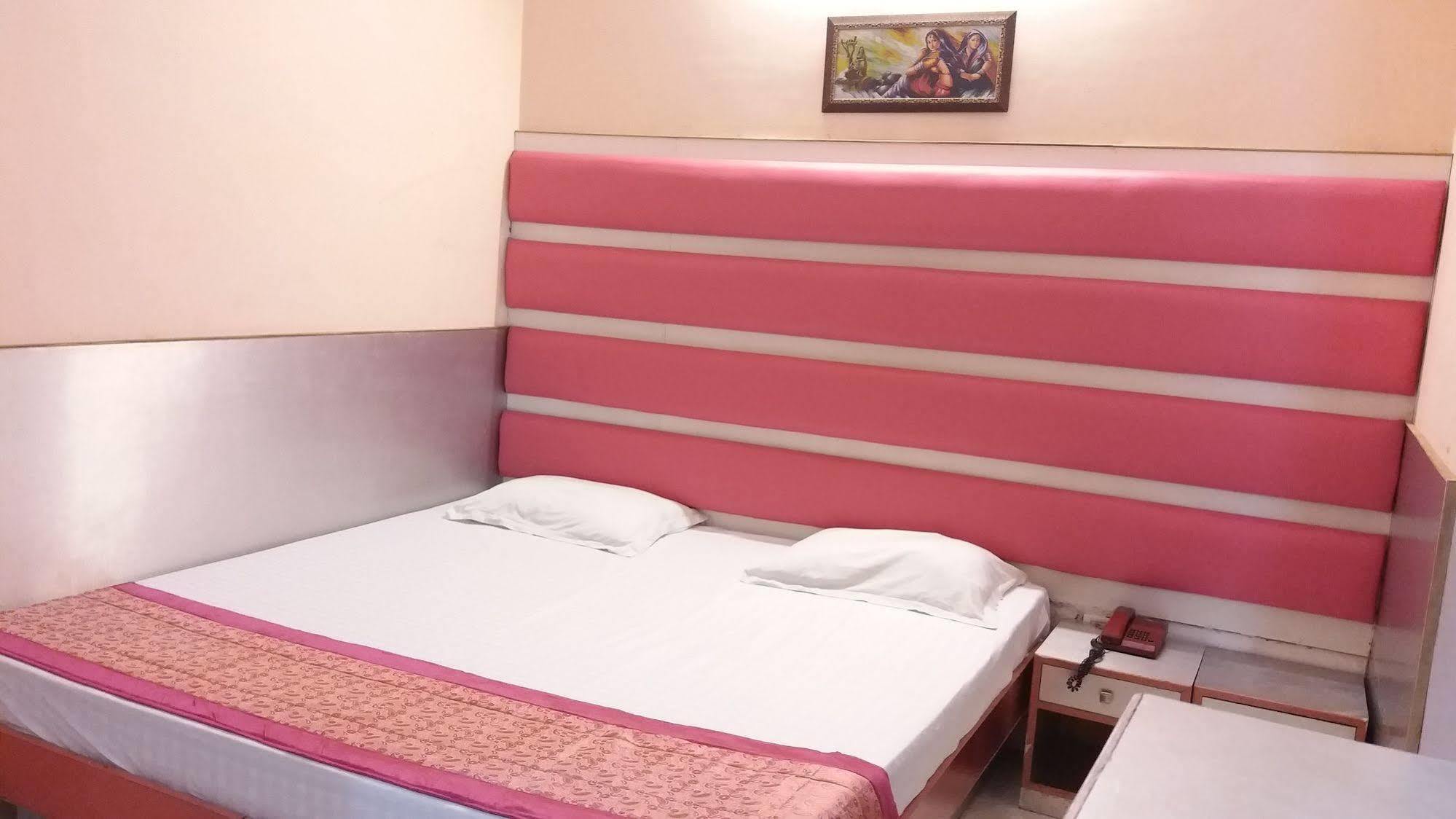 Hotel Kwality New Delhi Bagian luar foto