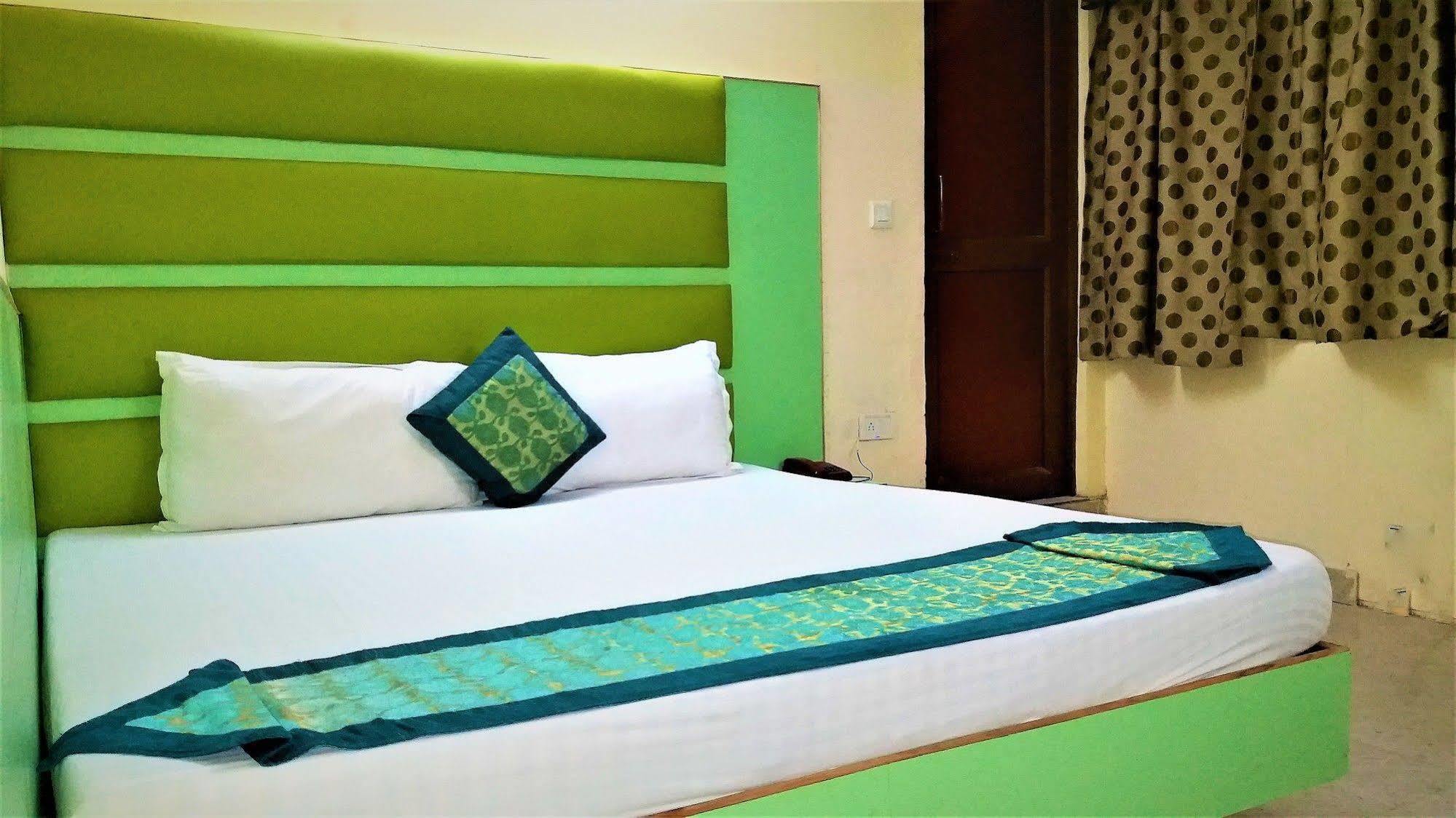 Hotel Kwality New Delhi Bagian luar foto
